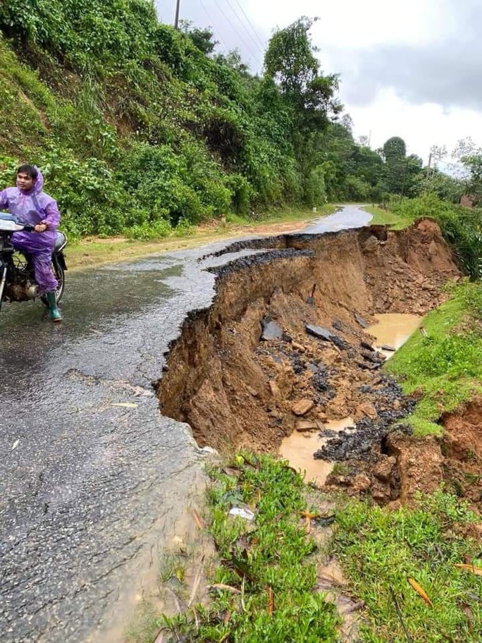 Nóng: Sạt lở núi vùi lấp căn nhà có 6 người, đưa được 2 người ra ngoài nhưng đã tử vong - Ảnh 1.