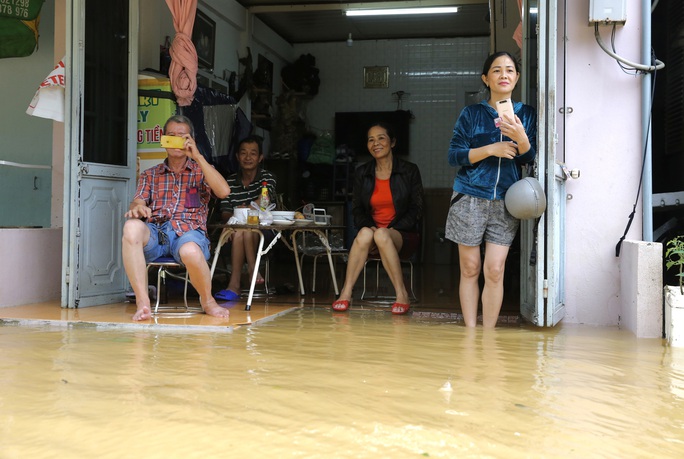 Ghe đò nườm nượp bên trong TP Huế, nước chảy rất xiết - Ảnh 10. Ghe đò nườm nượp bên trong TP Huế, nước chảy rất xiết - Ảnh 10.