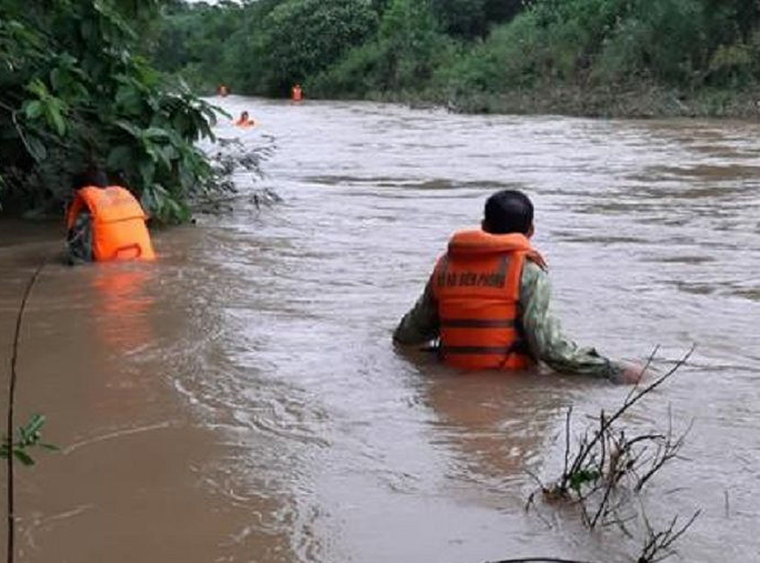Lật thuyền chở 3 người trên sông Giăng, 1 người bị nước lũ cuốn mất tích - Ảnh 1.