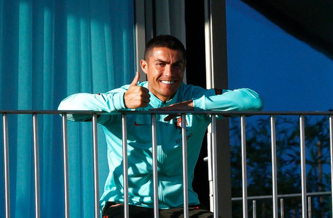 Về Turin cách ly Covid-19, Ronaldo tuyên chiến với Bộ trưởng thể thao Ý - Ảnh 2. Về Turin cách ly Covid-19, Ronaldo tuyên chiến với Bộ trưởng thể thao Ý - Ảnh 2.