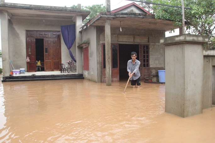  Huế- Quảng Trị:  Lũ lớn quay lại, người dân bì bõm trong biển nước  - Ảnh 13.