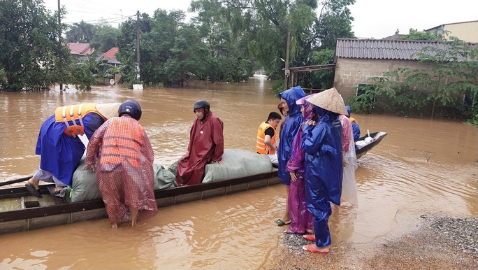  Huế- Quảng Trị:  Lũ lớn quay lại, người dân bì bõm trong biển nước  - Ảnh 15.