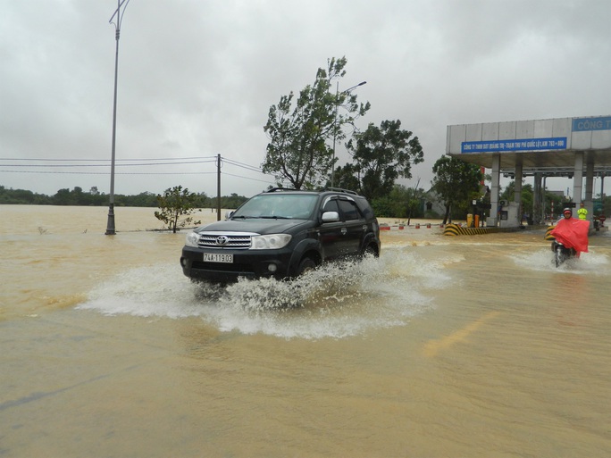 Cận cảnh nước lũ tràn qua quốc lộ 1 buộc BOT Quảng Trị phải xả trạm - Ảnh 3.