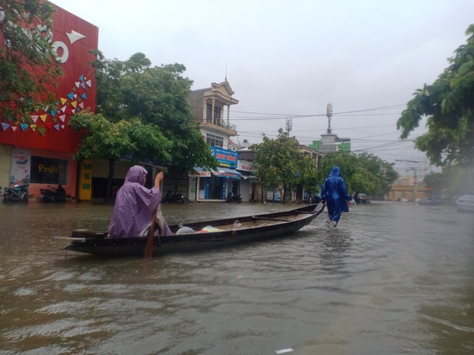     Hue - Quang Tri: The great flood returned, people were lost in the sea - Photo 1.