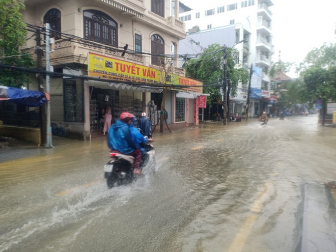     Hue - Quang Tri: The great flood returned, people were lost in the sea - Photo 3.