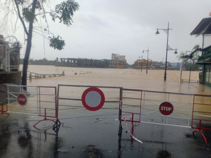     Hue - Quang Tri: The great flood returned, people were lost in the sea - Photo 9.