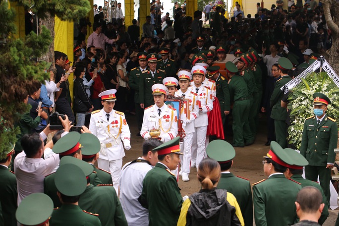 Người dân đưa tiễn 13 liệt sĩ hy sinh ở Rào Trăng 3 về với đất mẹ - Ảnh 2. Người dân đưa tiễn 13 liệt sĩ hy sinh ở Rào Trăng 3 về với đất mẹ - Ảnh 2.