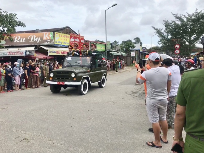Người dân đưa tiễn 13 liệt sĩ hy sinh ở Rào Trăng 3 về với đất mẹ - Ảnh 8. Người dân đưa tiễn 13 liệt sĩ hy sinh ở Rào Trăng 3 về với đất mẹ - Ảnh 8.