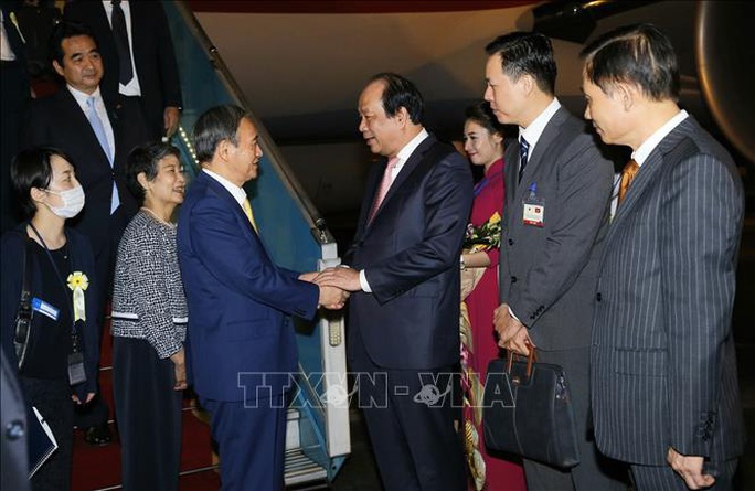 Thủ tướng Nhật Bản Suga Yoshihide và Phu nhân tới Hà Nội, bắt đầu thăm chính thức Việt Nam - Ảnh 1. Thủ tướng Nhật Bản Suga Yoshihide và Phu nhân tới Hà Nội, bắt đầu thăm chính thức Việt Nam - Ảnh 1.