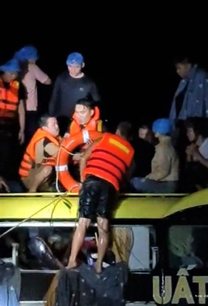 Giải cứu chiếc xe ô tô chở 18 hành khách bị lũ cuốn trôi hơn 100m trong đêm - Ảnh 2.
