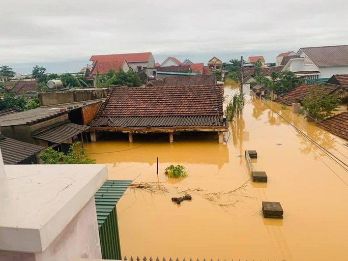 Quảng Bình: Lũ lụt kinh hoàng, ngập tới nóc nhiều căn nhà - Ảnh 19.