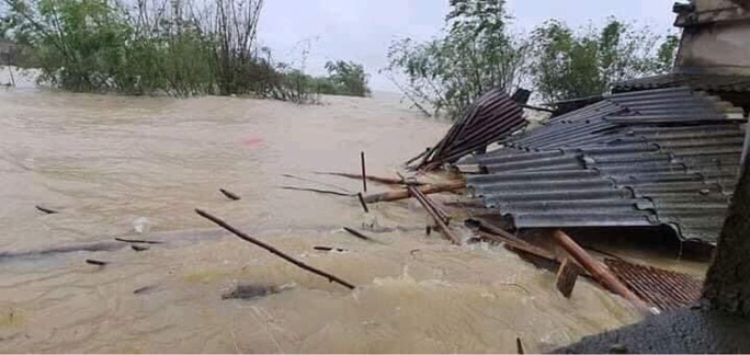 Quảng Bình: Lũ lụt kinh hoàng, ngập tới nóc nhiều căn nhà - Ảnh 17.