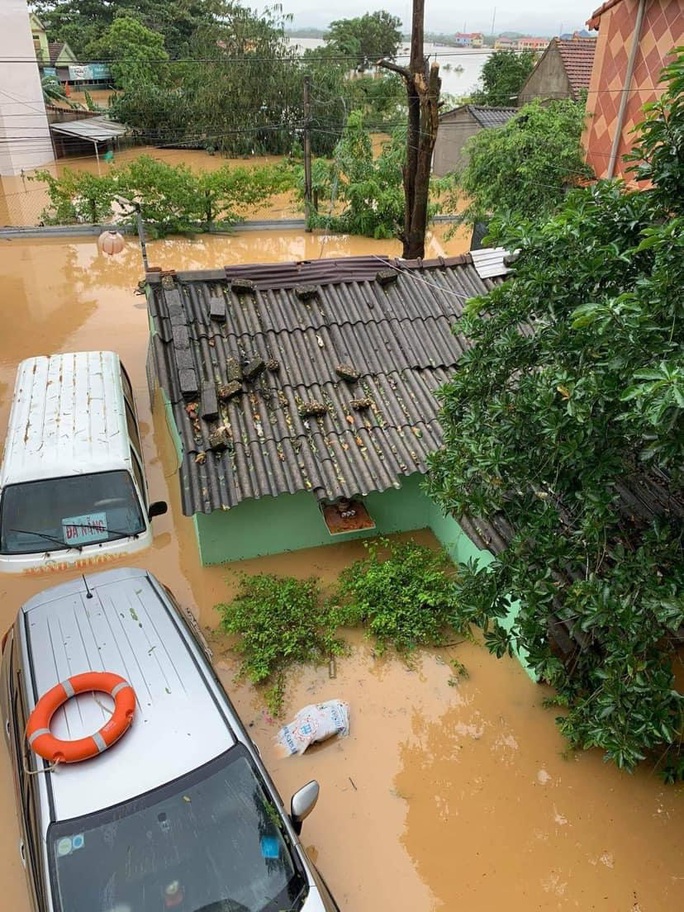 Quảng Bình: Lũ lụt kinh hoàng, ngập tới nóc nhiều căn nhà - Ảnh 16.