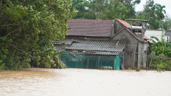 Quảng Trị chìm trong lũ lịch sử, hai đứa trẻ chia nhau gói mì - Ảnh 10.