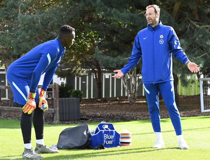 Lạ lùng: Giám đốc Petr Cech tái xuất… làm thủ môn Chelsea - Ảnh 4.