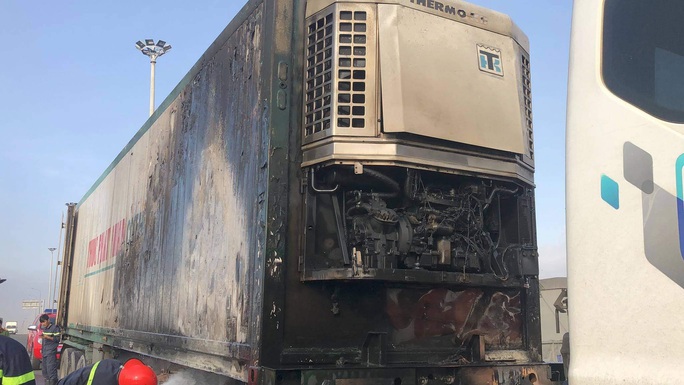 Xe container cháy dữ dội trên cầu Đồng Nai, tài xế bung cửa thoát chết - Ảnh 7.