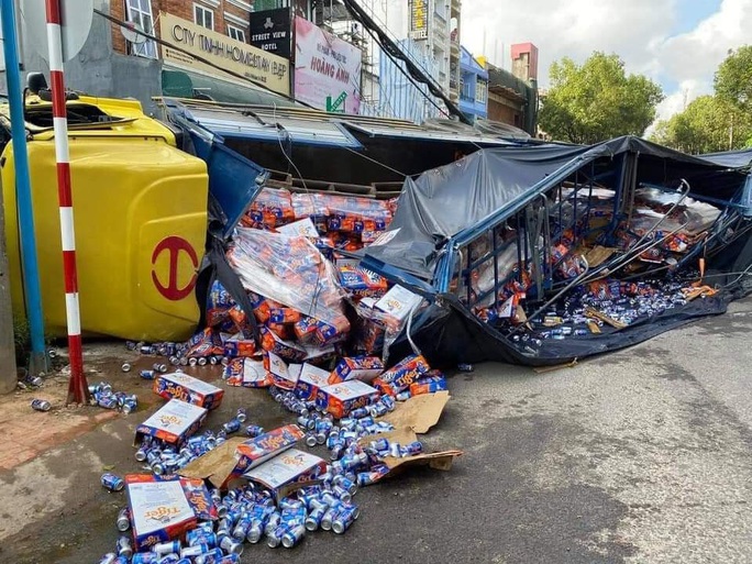 Xe tải chở bia trôi tự do gây tai nạn náo loạn phố Đà Lạt - Ảnh 10.