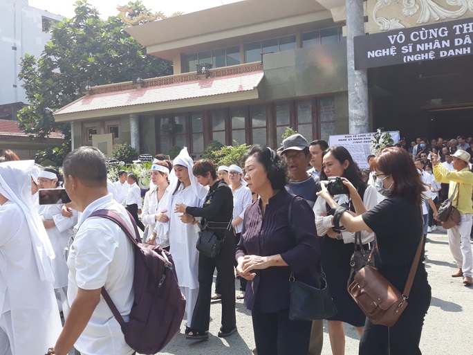 Đông đảo nghệ sĩ và người hâm mộ tiễn biệt NSND Lý Huỳnh - Ảnh 16. Đông đảo nghệ sĩ và người hâm mộ tiễn biệt NSND Lý Huỳnh - Ảnh 16.