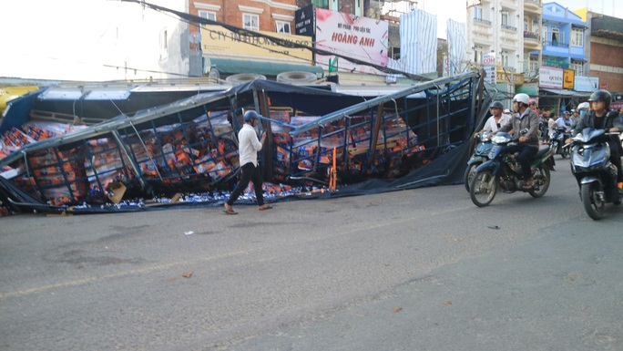 Xe tải chở bia trôi tự do gây tai nạn náo loạn phố Đà Lạt - Ảnh 1.