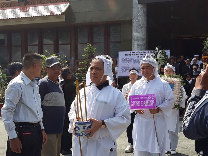 Đông đảo nghệ sĩ và người hâm mộ tiễn biệt NSND Lý Huỳnh - Ảnh 7. Đông đảo nghệ sĩ và người hâm mộ tiễn biệt NSND Lý Huỳnh - Ảnh 7.
