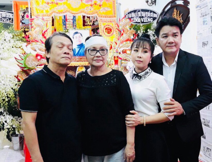 Hàng trăm người tiếc thương tiễn biệt NSƯT Nam Hùng - Ảnh 8. Hàng trăm người tiếc thương tiễn biệt NSƯT Nam Hùng - Ảnh 8.