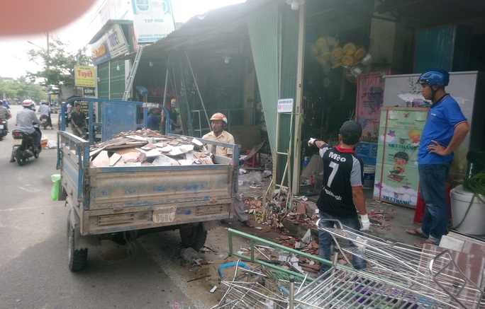 The horror scene of a car accident that crashes into a village house, kills 3 and injures 3 in Quang Ngai - Photo 7.