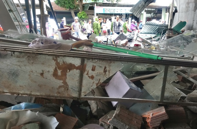 The scene of a horrible car accident crashed into a village house, killing 3 and injuring 3 in Quang Ngai - Photo 6.