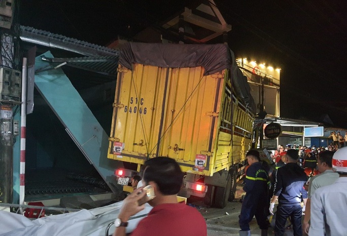 The scene of a horrible car accident crashed into a village house, killing 3 and injuring 3 in Quang Ngai - Photo 3.