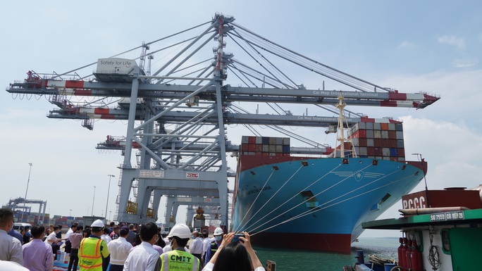 Cận cảnh siêu tàu container cập cảng Quốc tế Cái Mép - Ảnh 3. Cận cảnh siêu tàu container cập cảng Quốc tế Cái Mép - Ảnh 3.