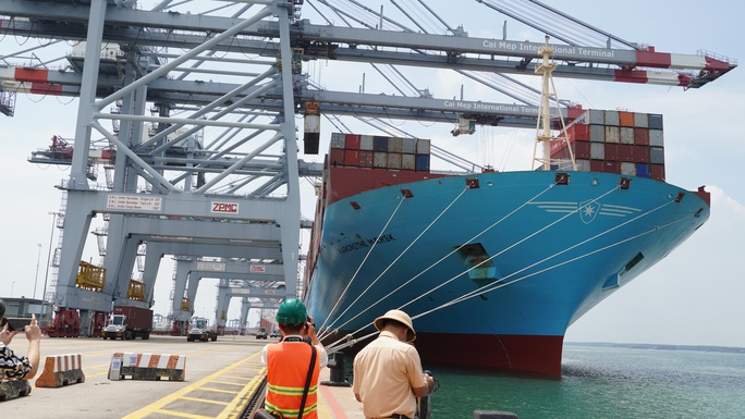Cận cảnh siêu tàu container cập cảng Quốc tế Cái Mép - Ảnh 1. Cận cảnh siêu tàu container cập cảng Quốc tế Cái Mép - Ảnh 1.