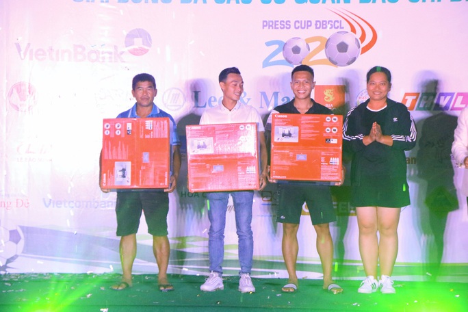 Nữ trọng tài “gây thương nhớ” tại giải bóng đá báo chí ĐBSCL - Ảnh 23.