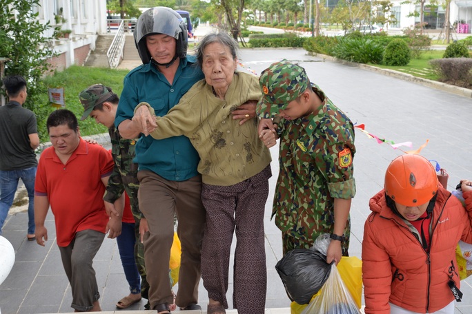 Quảng Ngãi: Đang di dời hàng chục ngàn người dân tránh bão số 9 - Ảnh 10.