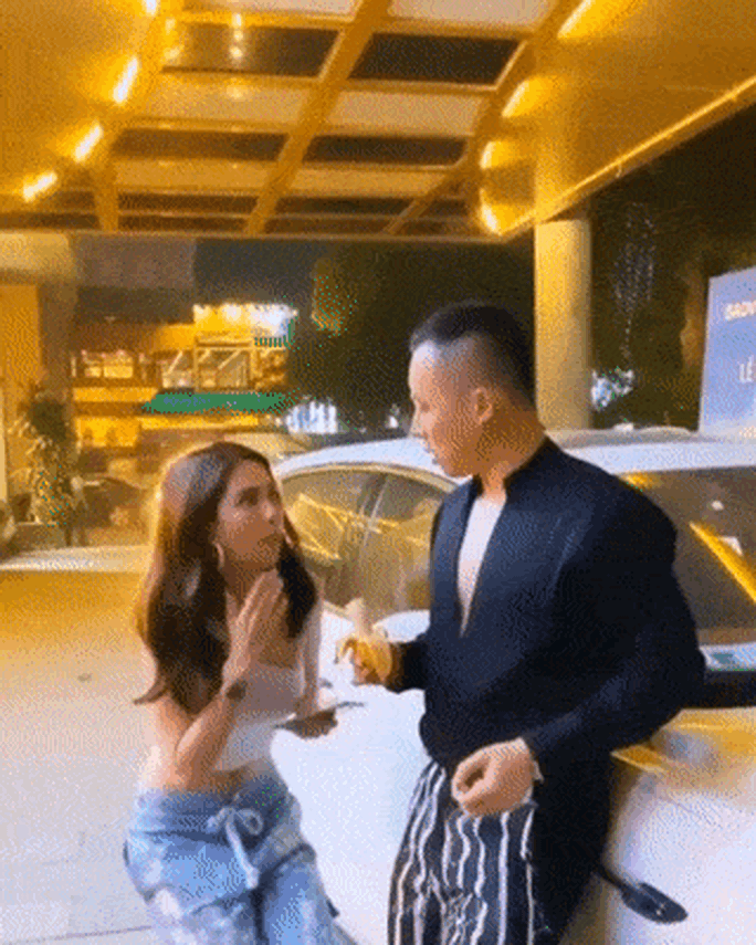Ngọc Trinh bị ném đá vì thô tục - Ảnh 1. Ngọc Trinh bị ném đá vì thô tục - Ảnh 1.