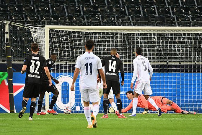 Ngược dòng nghẹt thở trên đất Đức, Real Madrid vẫn xếp chót bảng Champions League - Ảnh 5.