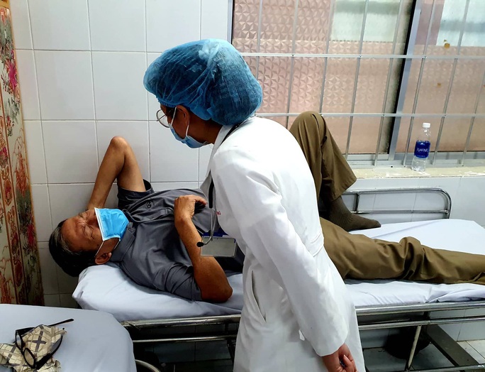 Vũng Tàu: Nhiều du khách TP HCM nghi bị ngộ độc thực phẩm sau khi ăn trưa - Ảnh 1.