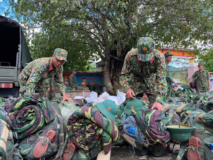 Sạt lở vùi lấp hơn 40 người ở Quảng Nam: Điều kỳ diệu, tìm được nhiều người vẫn còn sống - Ảnh 10.