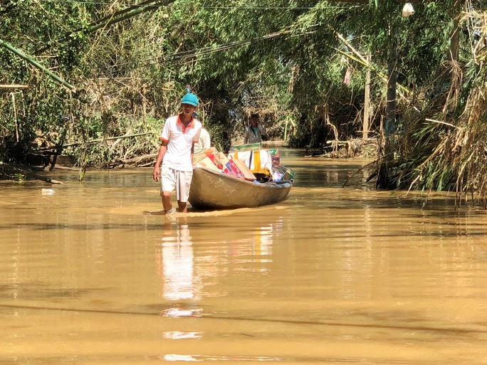 Báo Người Lao Động hỗ trợ khẩn cấp người dân vùng bão lũ Quảng Ngãi - Ảnh 3.
