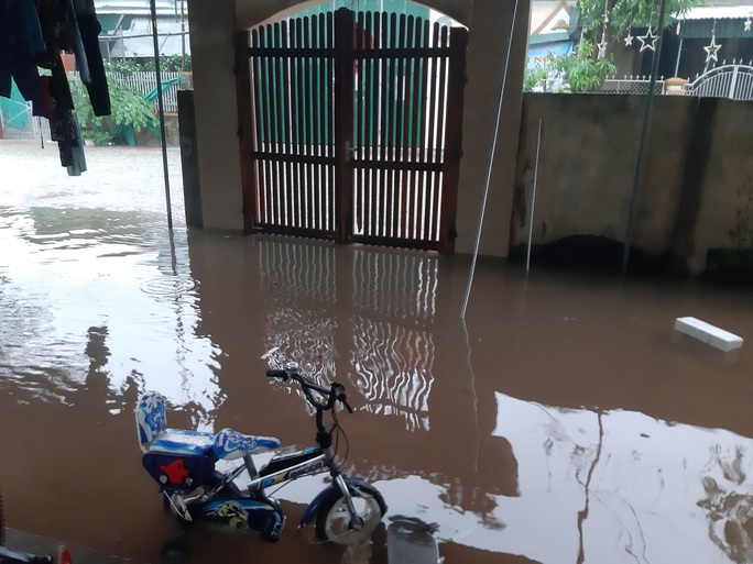 Mưa lớn, thủy điện đồng loạt xả lũ, hàng ngàn nhà dân ở Nghệ An bị ngập sâu - Ảnh 4.