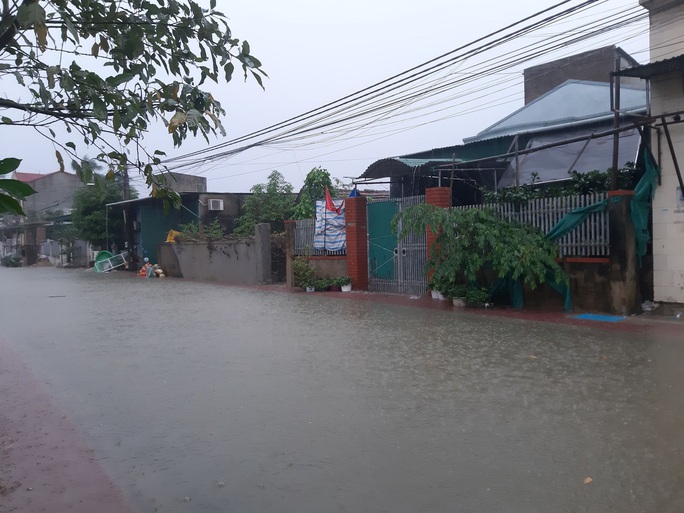 Mưa lớn, thủy điện đồng loạt xả lũ, hàng ngàn nhà dân ở Nghệ An bị ngập sâu - Ảnh 5.