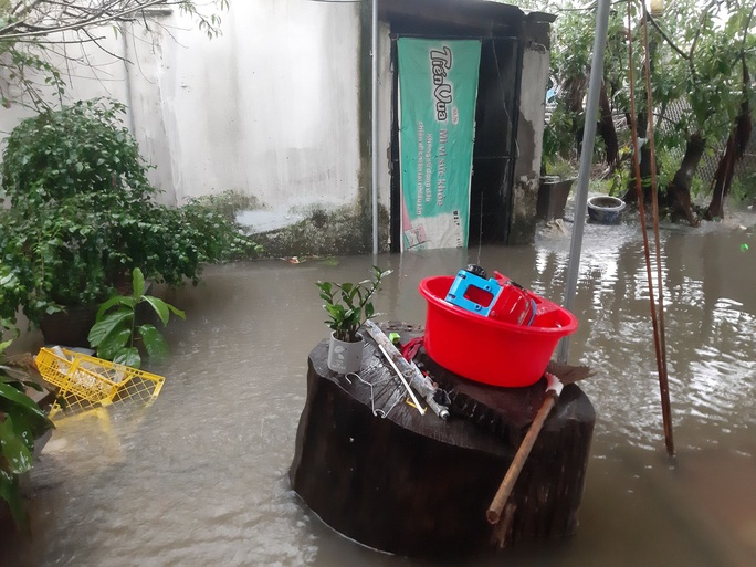 Mưa lớn, thủy điện đồng loạt xả lũ, hàng ngàn nhà dân ở Nghệ An bị ngập sâu - Ảnh 5.