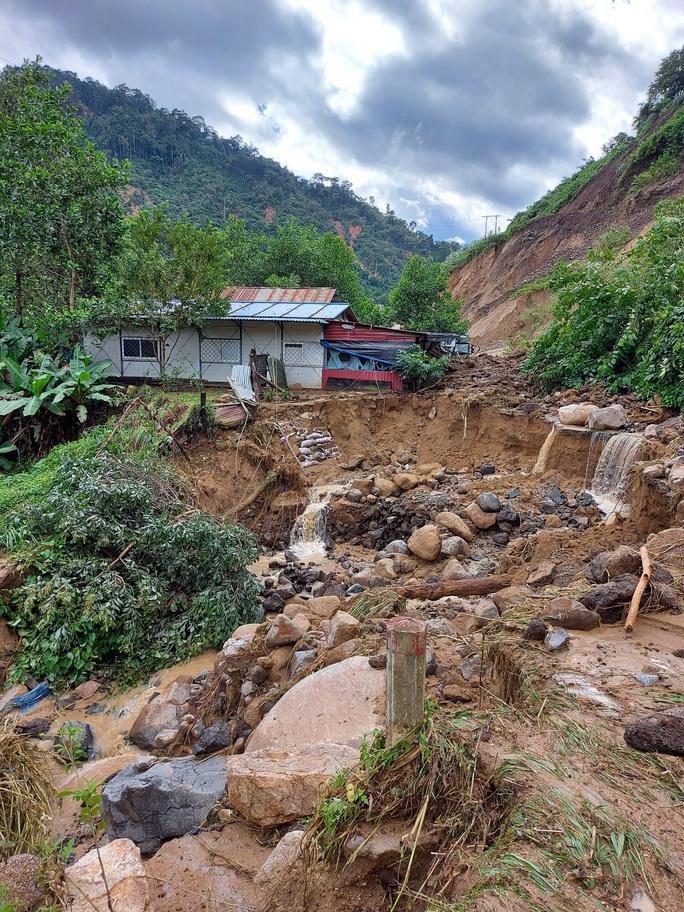 13 người bị vùi lấp ở Phước Sơn: Bí thư và Chủ tịch tỉnh Quảng Nam băng rừng đến hiện trường - Ảnh 12.