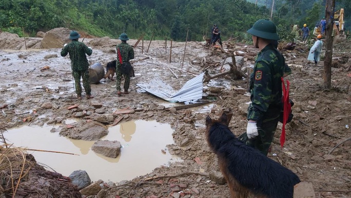 Thiếu tướng Nguyễn Đình Tiến: Dốc toàn lực tìm nạn nhân bị vùi lấp - Ảnh 15.