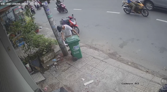 Video: Chỉ 30 giây mất ngay thùng rác gây bức xúc ở TPHCM anh chup man hinh 2020 10 31 luc 105425 16041165235462129760050