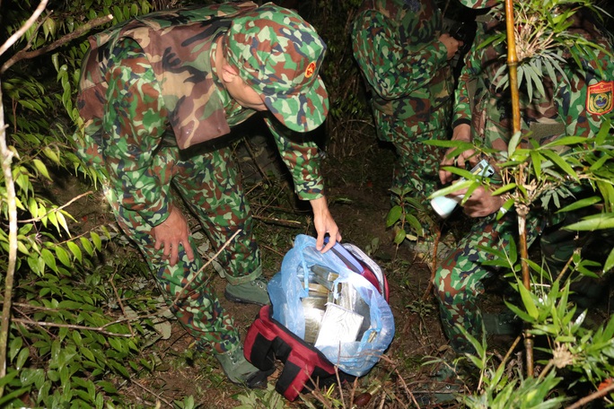 Nhóm buôn ma túy nổ súng chống trả, vứt lại 30 bánh heroin bỏ trốn - Ảnh 1.