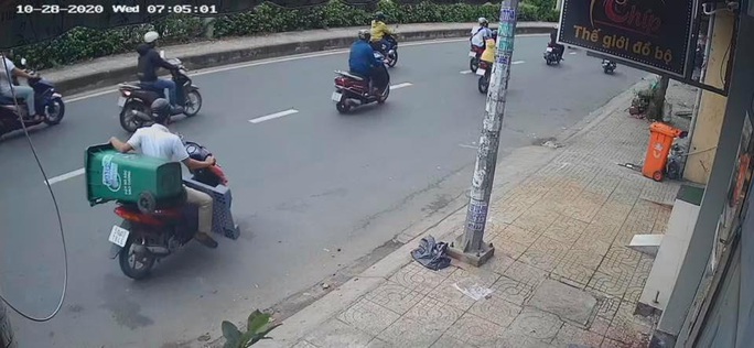 Video: Chỉ 30 giây mất ngay thùng rác gây bức xúc ở TPHCM trom1 16041163024001703251319