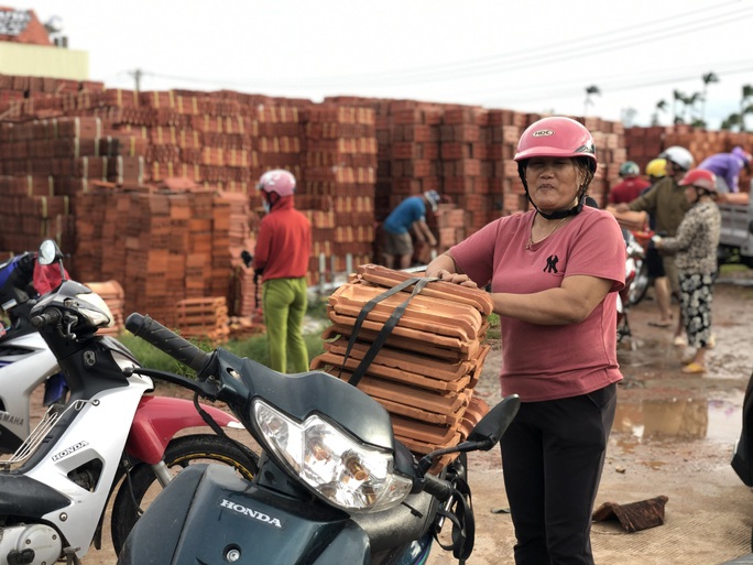 Sao bão, hàng ngàn người Quảng Ngãi chen lấn đi mua ngói - Ảnh 4.