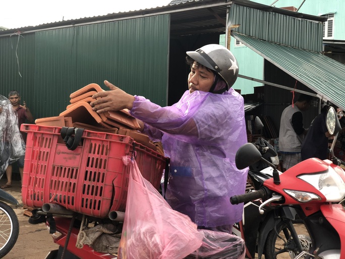 Sao bão, hàng ngàn người Quảng Ngãi chen lấn đi mua ngói - Ảnh 3.