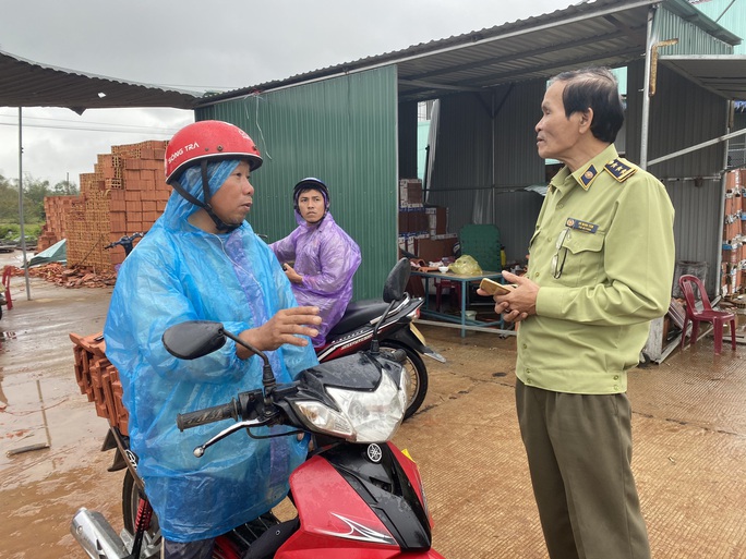 Sao bão, hàng ngàn người Quảng Ngãi chen lấn đi mua ngói - Ảnh 8.