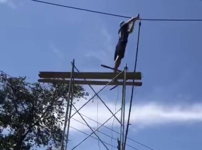 Raise the scaffolding and cut the 220kv cable because… passing the house - Photo 2.