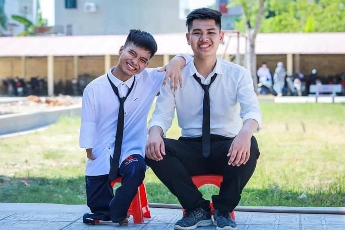 Nam sinh 10 năm cõng bạn sẽ được miễn học phí tại Trường ĐH Y Thái Bình - Ảnh 1.